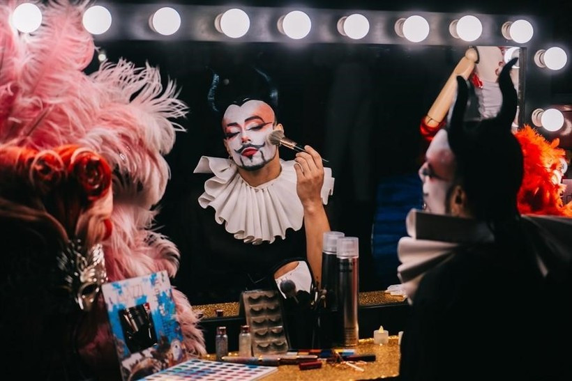 Au cœur de « After Glow », le personnage principal — « Lovelark, le bouffon royal » — constitue le fil rouge qui relie l’ensemble de la représentation. Photo : Sun Group