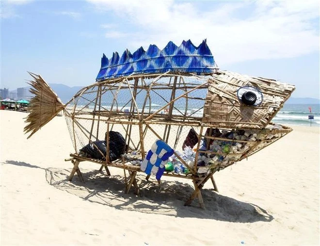 Un modèle de poisson géant collecte des déchets plastiques sur la plage de My Khe (Da Nang). Photo : VNA