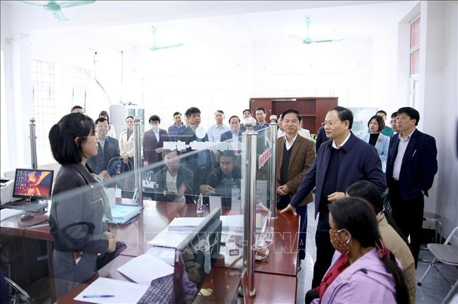 Le secrétaire provincial du Parti de Lai Chau, Le Minh Ngan, inspecte le fonctionnement du modèle de l'administration locale à deux niveaux dans la province. Photo : VNA