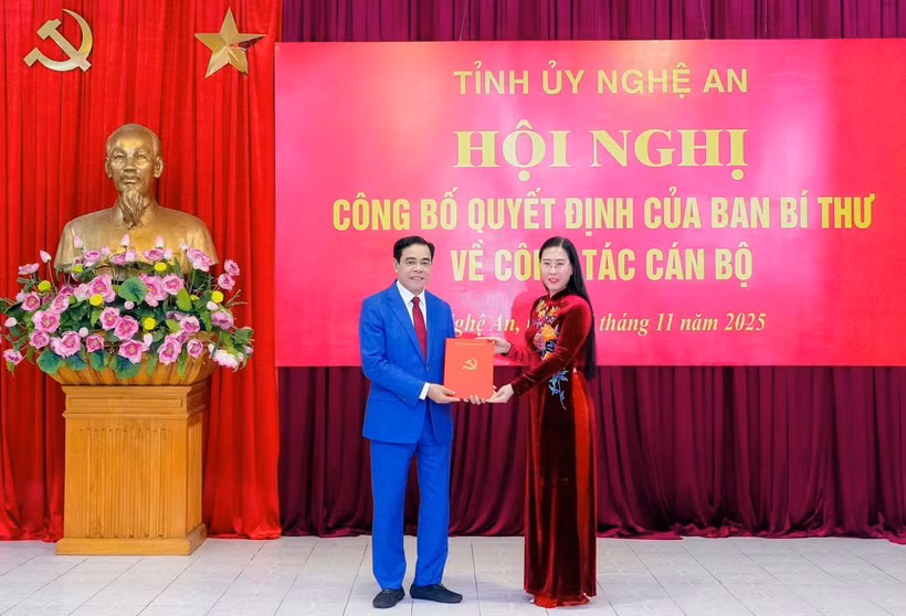Vo Trong Hai reçoit la décisison de nomination au poste de président du Comité populaire de la province de Nghe An. Photo : VNA