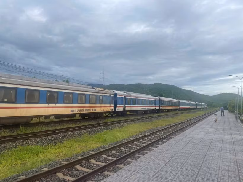 Un train s'arrête en gare en raison des inondations au Centre. Photo : VNR