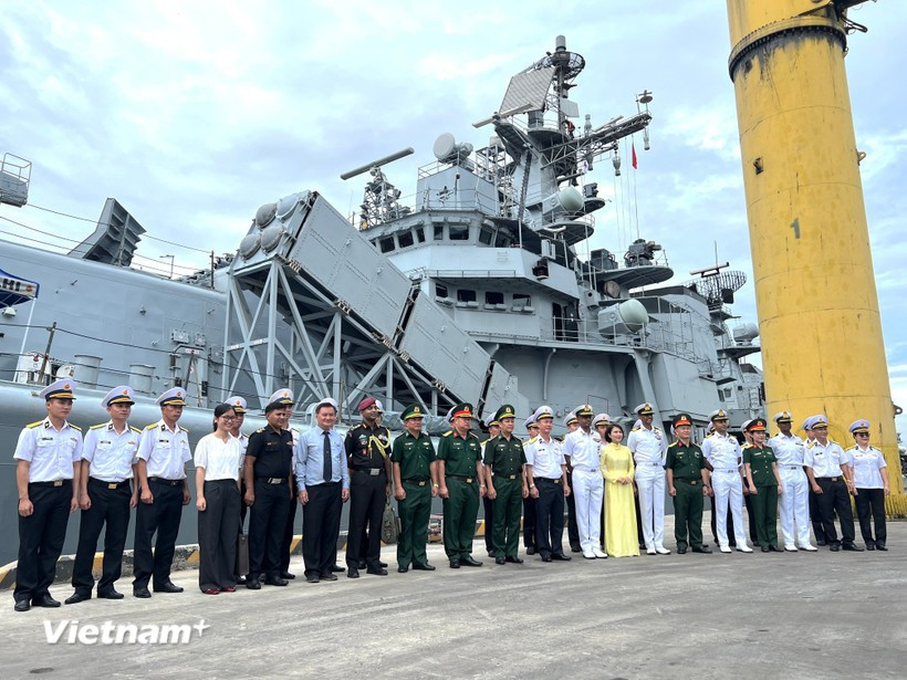 Les délégations vietnamienne et indienne posent pour une photo de groupe aux côtés du destroyer INS Delhi lors de la cérémonie d'accueil de la flotte orientale de la marine indienne, en visite d'amitié à Da Nang. (Photo : VietnamPlus)