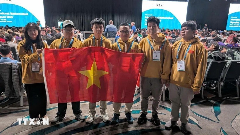 L’équipe vietnamienne a obtenu des résultats remarquables à la finale internationale du concours Asia International Mathematical Olympiad (AIMO) 2025 à Tokyo. Photo : VNA