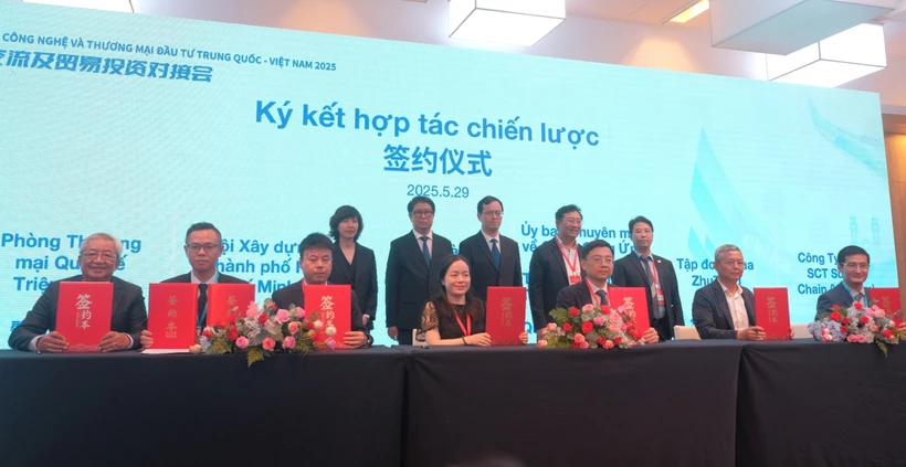 Des entreprises vietnamiennes et chinoises signent un accord de coopération dans les domaines de la science, de la technologie et de l'innovation. Photo : VNA