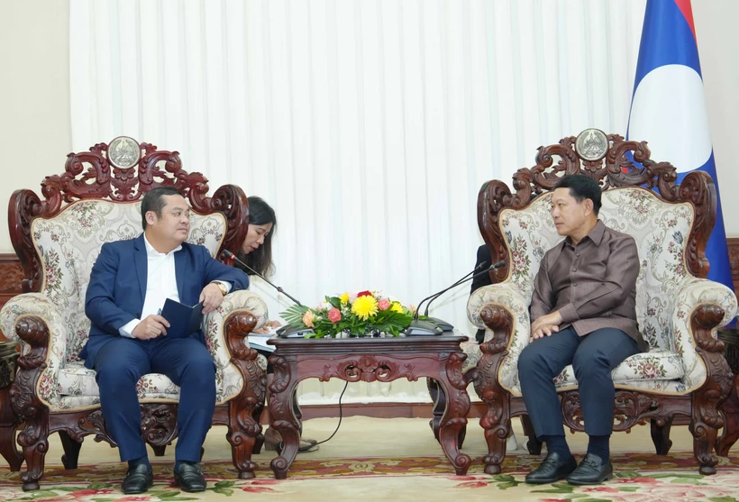 Le vice-Premier ministre lao, Saleumxay Kommasith (à droite) et le président de Vinachem, Phung Quang Hiep. Photo : VNA