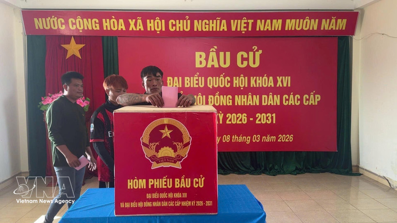 Des pêcheurs votent au bureau de vote de Da Le, dans la zone spéciale de Truong Sa, province de Khanh Hoa. Photo : VNA