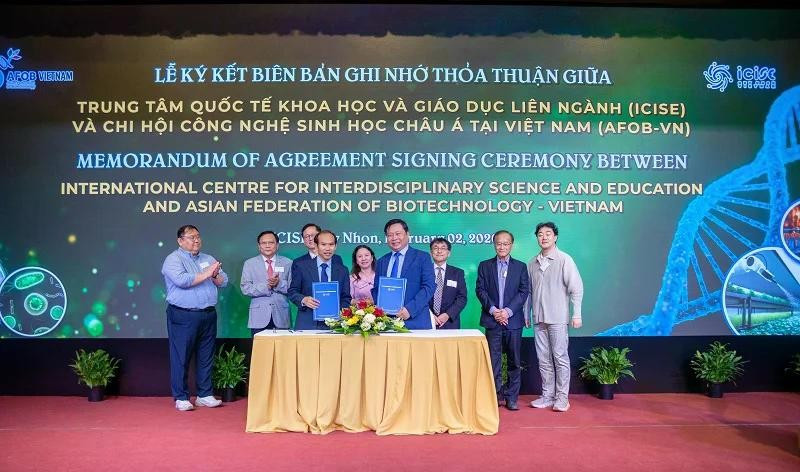 Cérémonie de signature du protocole d'accord entre le Centre ICISE et l'Association asiatique de biotechnologie au Vietnam (AFOB-VN). Source : https://doanhnghiepvn.vn
