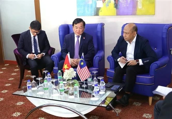 Le vice-ministre vietnamien de la Défense Hoàng Xuân Chiên (au miieu) rencontre le secrétaire général adjoint du ministère malaisien de la Défense Mohd Yani Bin Daud (à droite). Photo : VNA
