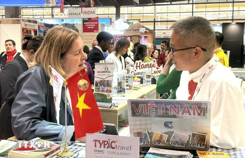 Les clients découvrent les destinations touristiques de Hanoï et d'autres localités du Vietnam. Photo : VNA