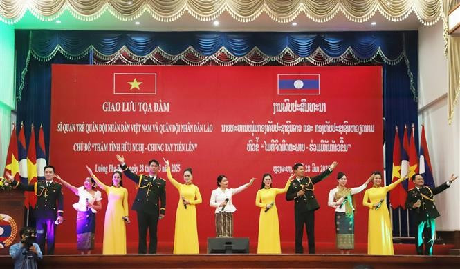 Lors du programme d'échange entre jeunes officiers Vietnam-Laos. Photo : VNA