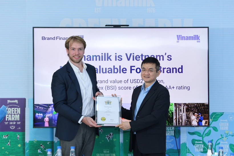 Nguyen Quang Tri (à droite), directeur marketing chez Vinamilk, reçoit le certificat des 100 marques les plus valorisées du Vietnam des mains d'un représentant de Brand Finance. Photo : Vietnamplus