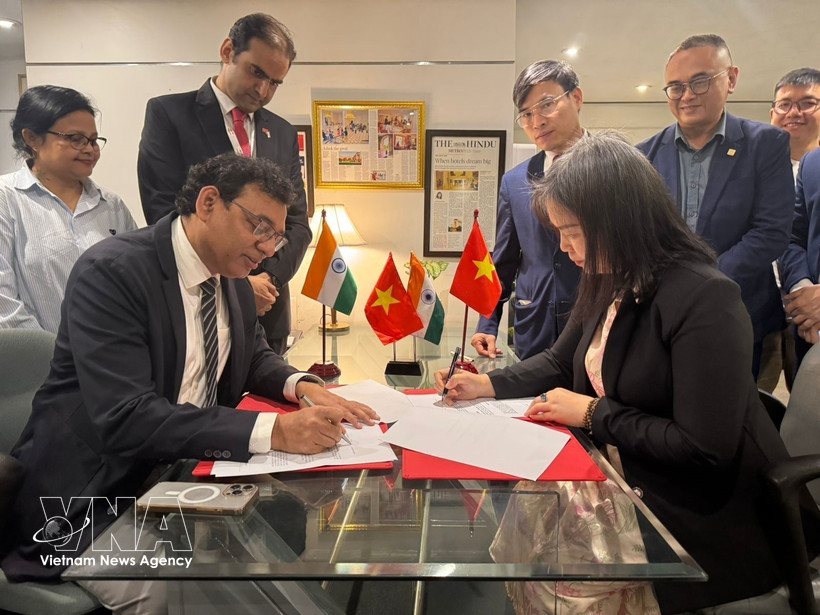 Nguyen Thi Thu Giang, vice-présidente et secrétaire générale de VINASA, et Abhay Sinha, directeur général de SEPC, ont signé un protocole d'accord de coopération. Photo : VNA