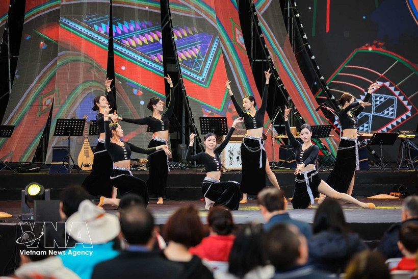 Le 10 février, lors de la Foire de Printemps 2026 au VEC, un spectacle de danse présenté par des artistes de l'Opéra et du Ballet National du Vietnam a attiré un large public. Photo : VNA