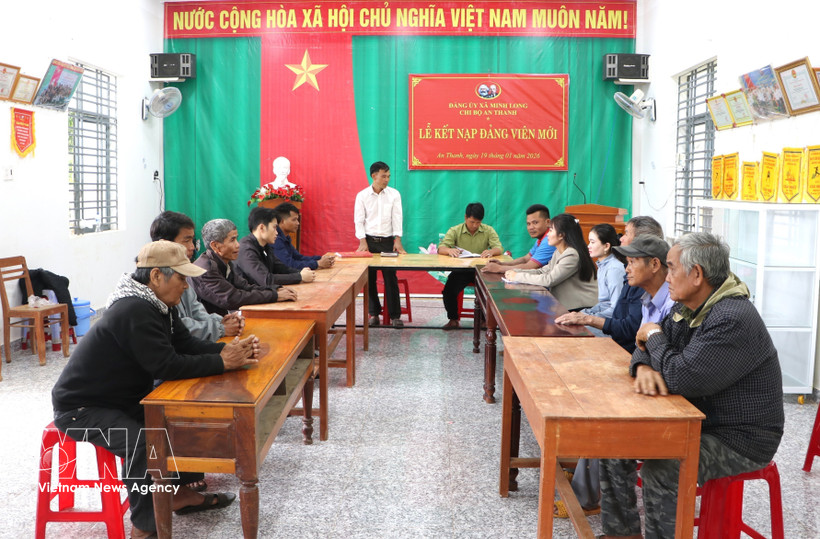 La réunion d'une section du Parti dans le village d'An Thanh, commune de Minh Long, province de Quang Ngai. Photo : VNA