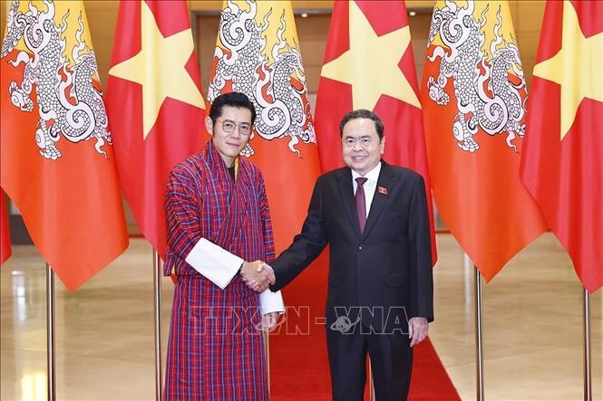 Le président de l’Assemblée nationale du Vietnam, Tran Thanh Mân (à droite) et le roi du Bhoutan, Jigme Khesar Namgyel Wangchuck. Photo : VNA