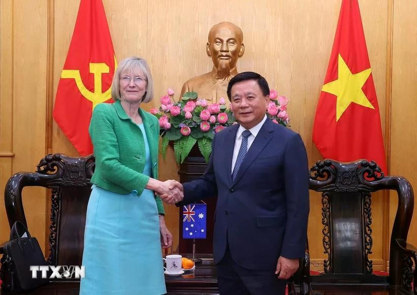 Le professeur-docteur Nguyên Xuân Thang, directeur de l'Académie nationale de politique Hô Chi Minh et président du Conseil théorique central reçoit Gillian Bird, nouvelle ambassadrice d'Australie au Vietnam. Photo : VNA