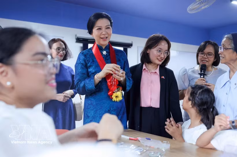 La visite de l'épouse Ngo Phuong Ly au Centre Asilo de San Vicente de Paul à Manille, institution caritative séculaire fondée en 1885, a revêtu une signification profonde en coïncidant avec la Journée internationale de l'enfance. Photo : VNA