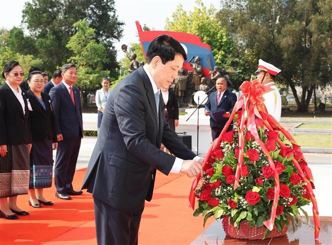 Le président de la République Luong Cuong, à la tête d’une délégation vietnamienne de haut rang, a déposé une gerbe de fleurs à la mémoire du président lao Kaysone Phomvihane. Photo : VNA