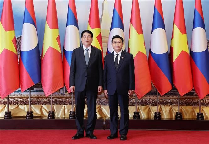 Le président Luong Cuong (à gauche) et le président de l'AN lao Saysomphone Phomvihane. Photo : VNA
