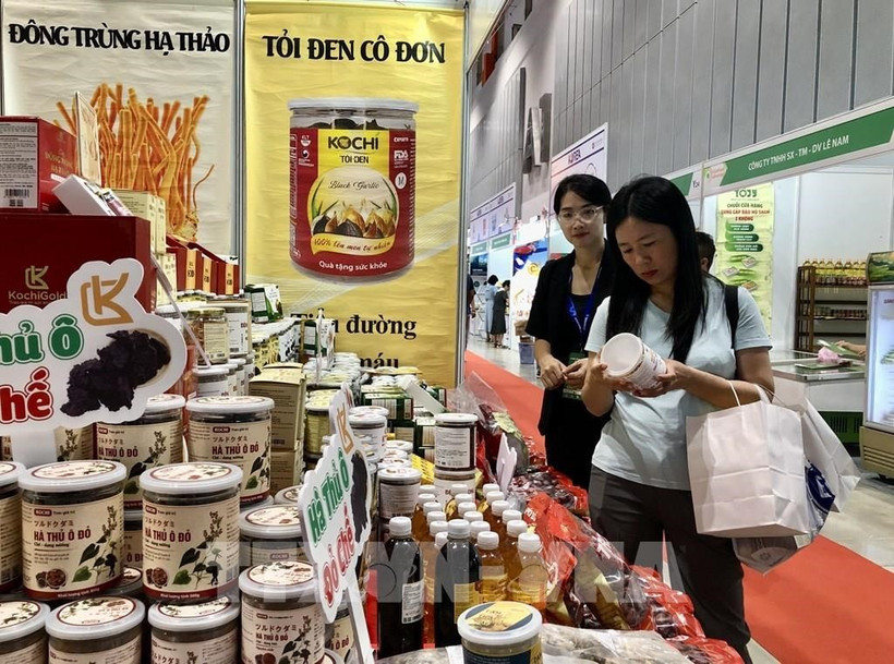 Des produits de la compagnie KochiGold présentés au Salon international de l’alimentation de Hong Kong. Photo : VNA