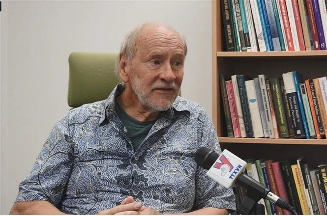 Hal Hill, professeur émérite de la Crawford School of Public Policy de l’Université nationale australienne (ANU). Photo : VNA