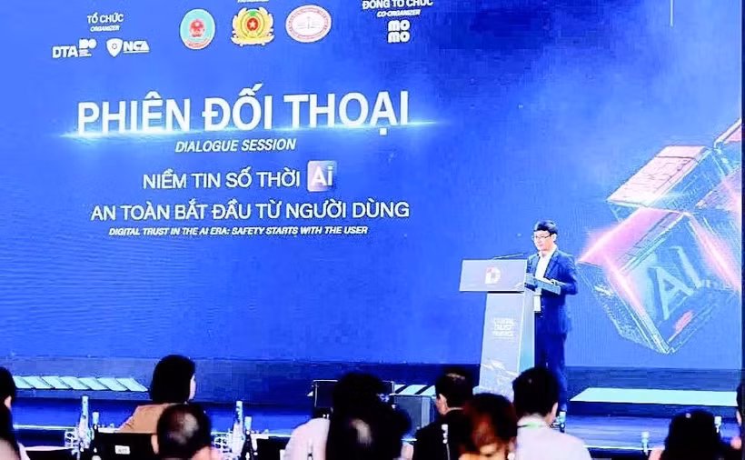 La session de dialogue "Confiance numérique à l'ère de l'IA : la sécurité commence avec l'utilisateur" du forum "Confiance numérique dans la finance 2026". Photo : https://nhandan.vn/
