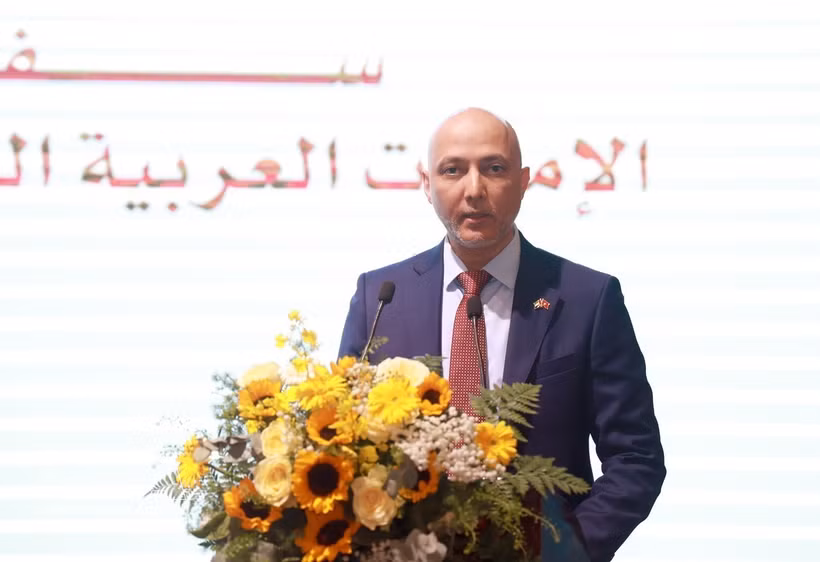 Un représentant de l'ambassade des Émirats arabes unis au Vietnam prend la parole lors de la conférence. Photo : VNA