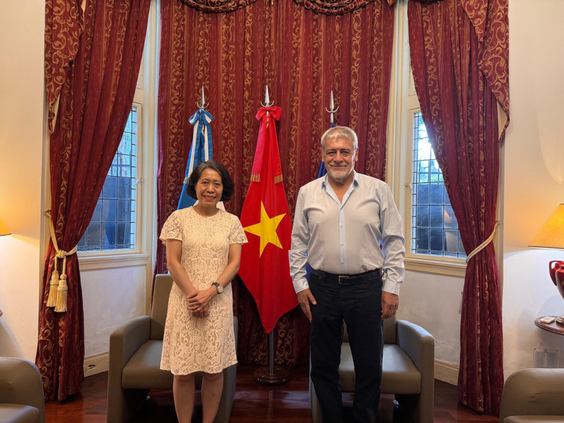 L'ambassadrice du Vietnam en Argentine, Ngo Minh Nguyet et le président de la Confédération des travailleurs de l'État pour l'Amérique latine et les Caraïbes (CLATE) Julio Fuentes. Photo : VNA