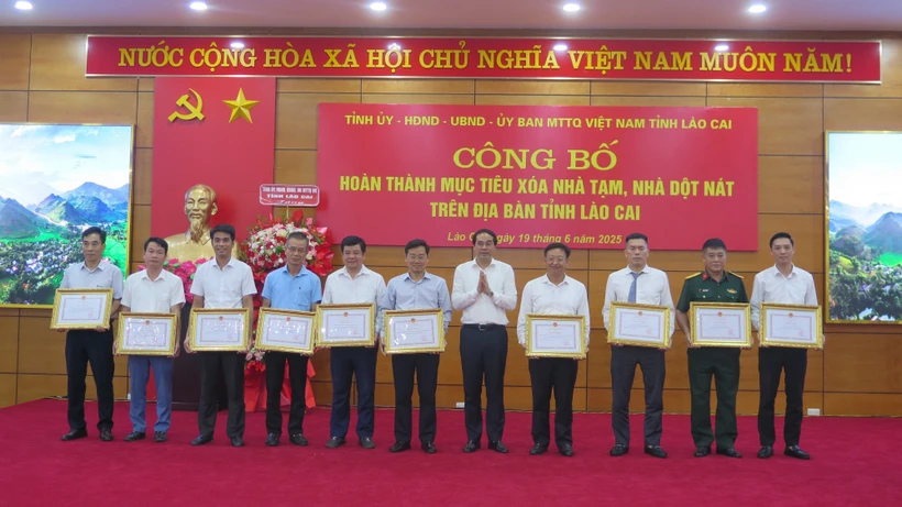 17 collectifs et 13 particuliers ont été honorés par des certificats du Comité populaire provincial, en reconnaissance de leurs contributions exceptionnelles à cette campagne humanitaire. Photo : VNA