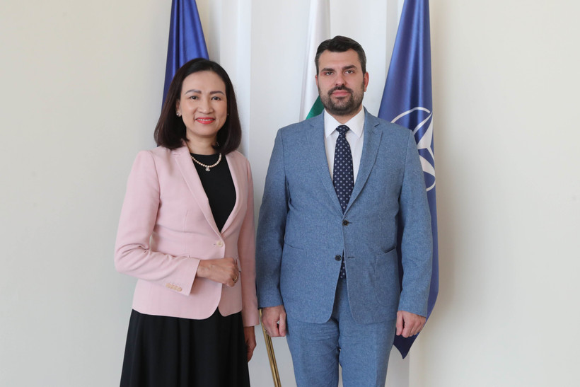 L’ambassadrice du Vietnam en Bulgarie, Nguyên Thi Minh Nguyêt et le ministre bulgare des Affaires étrangères, Georg Georgiev. Photo : VNA