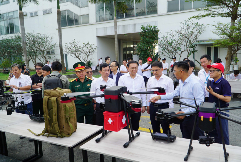 Des délégués visitent l'espace d'exposition des drones lors de l'événement. Photo : VNA