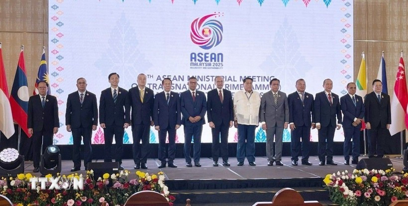 Le ministre de la Sécurité publique, Luong Tam Quang, a pris une photo souvenir avec le Premier ministre malaisien, Datuk Seri Anwar Ibrahim (au centre), et les délégués présents à la conférence. Photo : VNA