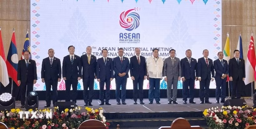 Le ministre de la Sécurité publique, Luong Tam Quang, a pris une photo souvenir avec le Premier ministre malaisien, Datuk Seri Anwar Ibrahim (au centre), et les délégués présents à la conférence. Photo : VNA
