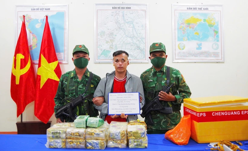 Le suspect (au centre), les pièces à conviction et le véhicule ont été remis à la police provinciale d'An Giang pour une enquête plus approfondie. Photo : VNA