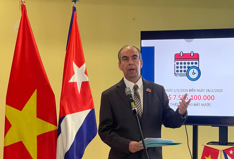 L’ambassadeur de Cuba au Vietnam, Rogelio Polanco Fuentes rencontre des journalistes vietnamiens pour présenter le projet de Résolution que Cuba soumettra prochainement à l’Assemblée générale des Nations unies. Photo : VNA