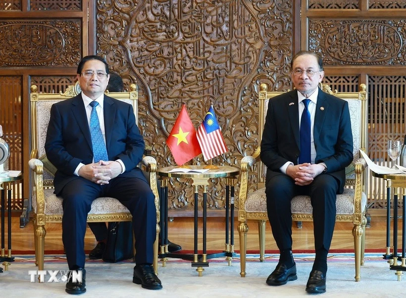 Le Premier ministre vietnamien (à gauche) et son homologue malaysien. Photo : VNA