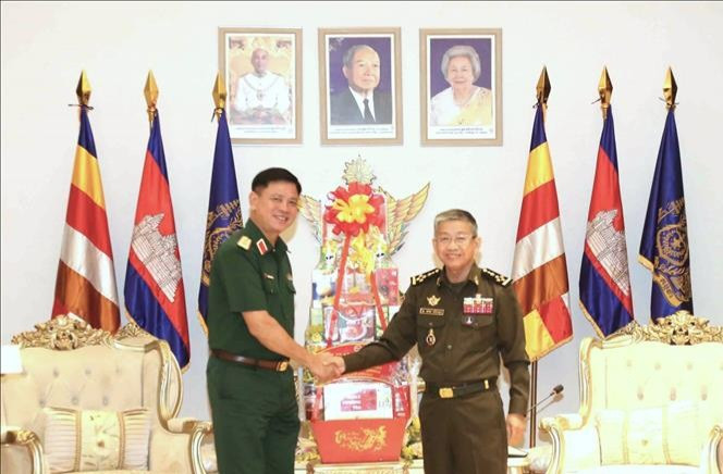 Le général de division Nguyen Truong Thang (gauche), commandant de la 7e zone militaire (Armée populaire du Vietnam), formule ses voeux de la fête Chol Chnam Thmay 2025, Nouvel An des Cambodgiens au ministère cambodgien de la Défense. Photo : VNA
