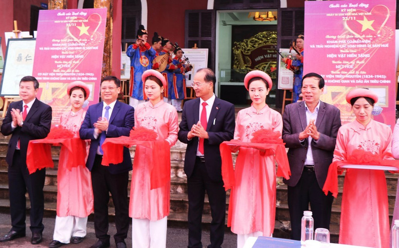 Lors du lancement des activités de la Semaine de célébration de la Journée du patrimoine culturel vietnamien. Photo : VNA