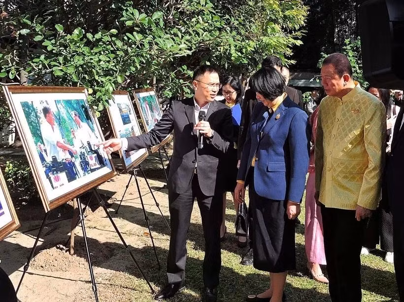L'exposition de photos sur le Vietnam et ses habitants, placée sous le thème Happy Vietnam attire de nombreux visiteurs. Photo : VNA