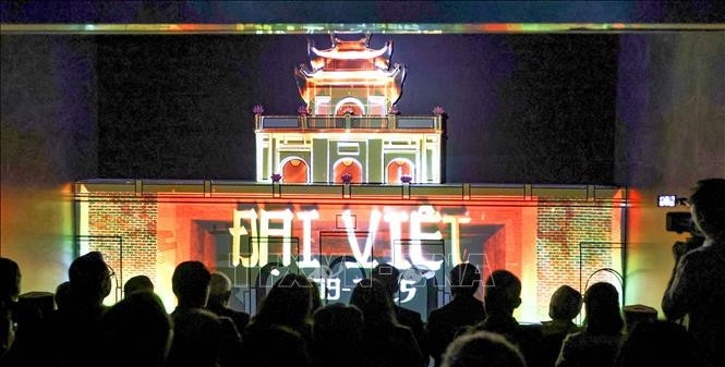 Lors du spectacle « Citadelle impériale de Thang Long ». Photo : VNA