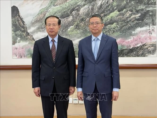 L'ambassadeur du Vietnam en Chine, Pham Thanh Binh (droite) et le vice-président du Comité des Affaires étrangères de l'Assemblée populaire nationale chinois, Fu Ziying. Photo : VNA