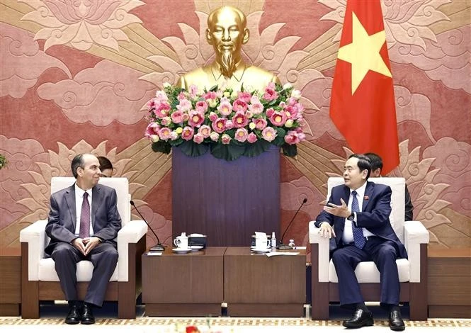 Le président de l'AN Tran Thanh Man (droite) reçoit l'ambassadeur de Cuba au Vietnam. Photo : VNA