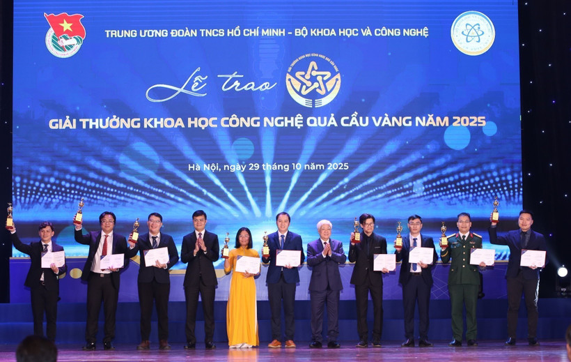 Le Prix « Sphère d’Or » 2025 distingue dix scientifiques de moins de 35 ans dans les domaines des technologies de l’information, de la transformation numérique, de l’automatisation, des biotechnologies, des sciences médicales, des technologies environnementales et des nouveaux matériaux. Photo : VNA