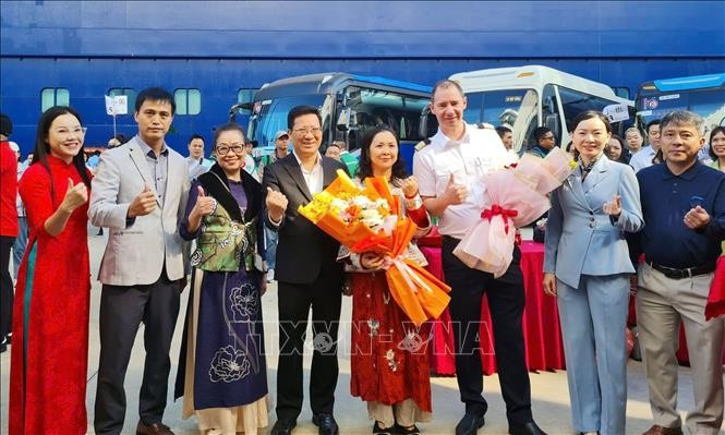 Accueil des croisiéristes sur le luxueux paquebot chinois Blue Dream Melody. Photo : VNA