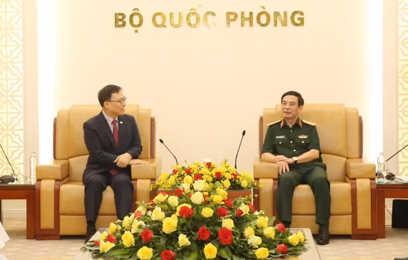 Le général Phan Van Giang (à droite), membre du Bureau politique, secrétaire adjoint de la Commission militaire centrale, vice-Premier ministre et ministre de la Défense et l’ambassadeur de la République de Corée au Vietnam, Choi Young Sam. Photo : VietnamPlus