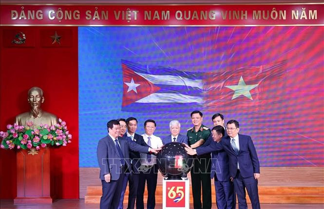 Moins d'un mois après son lancement, le programme de collecte de fonds « 65 ans de solidarité Vietnam-Cuba » réussit à mobiliser plus de 400 milliards de dôngs (près de 16 millions de dollars), selon les données mises à jour dans la matinée du 5 septembre. Photo : VNA