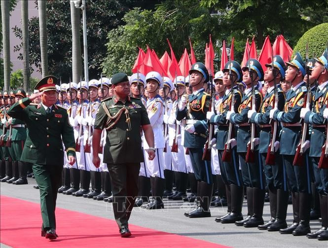 Nguyen Tan Cuong, chef d’état-major général de l’Armée populaire du Vietnam et vice-ministre de la Défense (à gauche), et le général Dato Paduka Seri Haji Muhammad Haszaimi Bin Bol Hassan, commandant des Forces armées royales du Brunei, passent en revue de la garde d'honneur de l'Armée populaire du Vietnam. Photo : VNA
