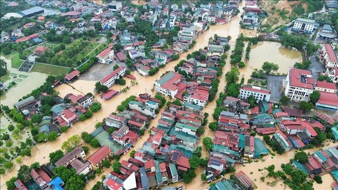 Les intempéries liées au typhon n°10 provoquent glissements de terrain et crues soudaines, faisant plusieurs morts et disparus à Cao Bang, Tuyên Quang et Lao Cai. Photo : VNA