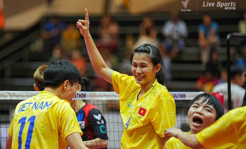 Le 27 juillet, l’équipe féminine vietnamienne remporte le titre mondial en épreuve de quadrant après une victoire renversante 2-1 contre la Thaïlande, lors du Championnat du monde de Sepak takraw 2025 tenu en Thaïlande. Photo: qdnd.vn