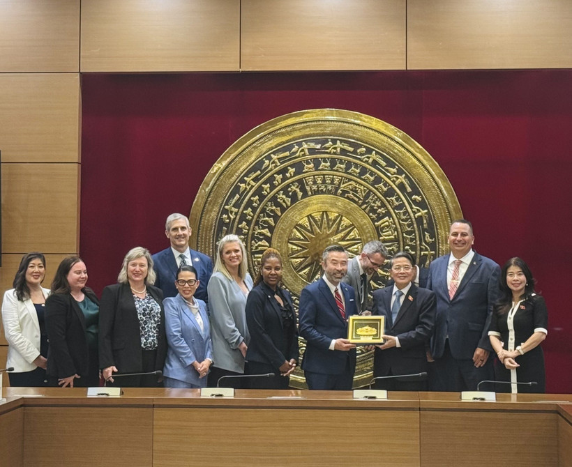 Le vice-président de l'Assemblée nationale, Nguyen Duc Hai, offre des souvenirs à la délégation de l’Assemblée législative de l’État de l’Oregon (États-Unis). Photo : VNA